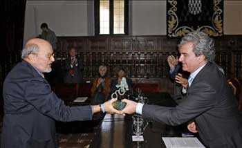 Mordillo recibe el premio de manos del Ministro de Cultura